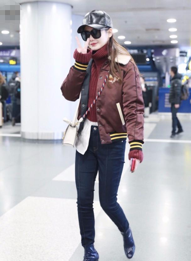 戚薇与赵雅芝撞包，小30岁却在气质上完败，姜还是老的辣！