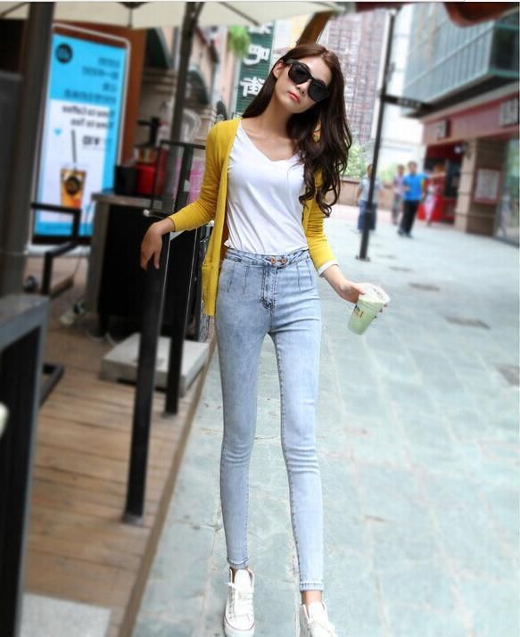 牛仔裤显出满满典雅魅力，显现身材的美好