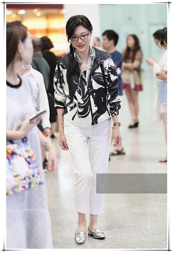 50岁周涛素颜现身扎了个马尾辫嫩回30岁，网友：这要逼死普通人