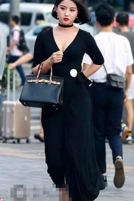 街拍：夏季小尾巴，美女们最后的疯狂，美丽身材看的人眼花缭乱！