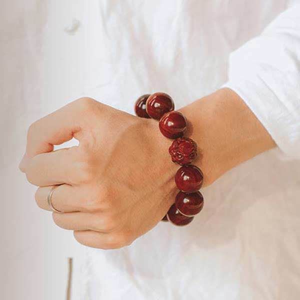 越来越多人不戴手表了!现流行戴“佛系手串”，高贵典雅有气质