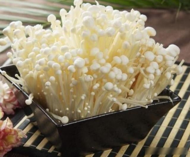  『根部』金针菇的根部切掉了，直接丢掉太浪费，稍作处理金针菇吃不完