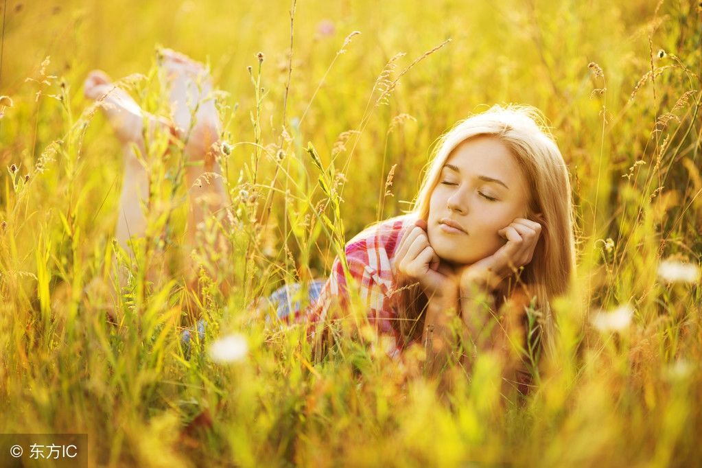 美女或躺或坐在草丛深处，闭着眼听风在噼啪作响，这场景你憧憬吗