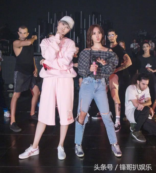 女星同框，156的蔡依林比175的李宇春腿还长，真是活久见！