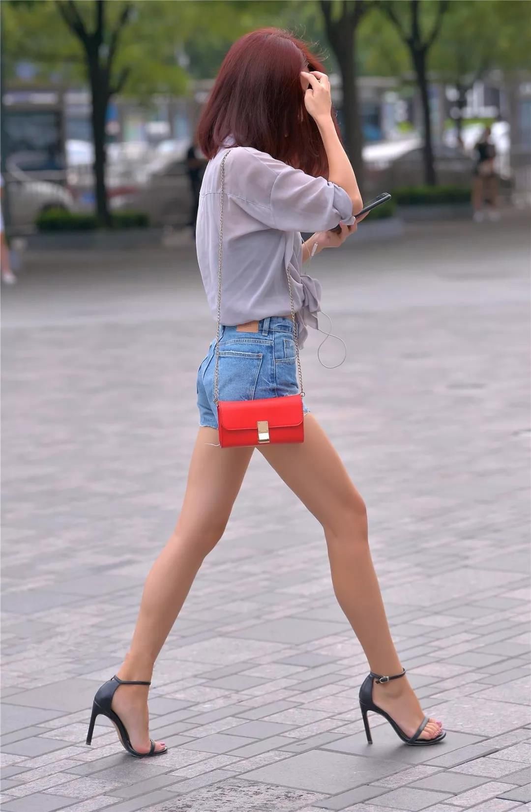 街拍路人，衬衫+牛仔裤+高跟凉鞋的穿搭参考，让你彰显女王气场