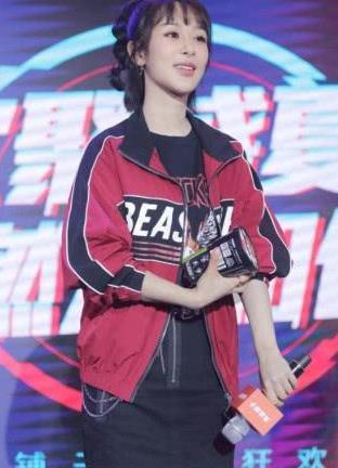 杨紫绑马尾辫亮相，发量惊人让人不敢信，这是偷偷用了生发剂了吗