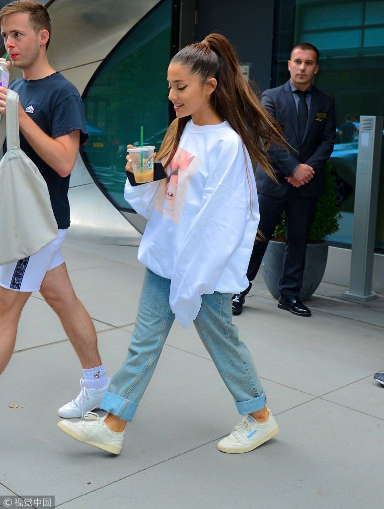 A妹与男友穿同款情侣衫甜蜜出街 装扮休闲笑容甜美无奈身材五五开