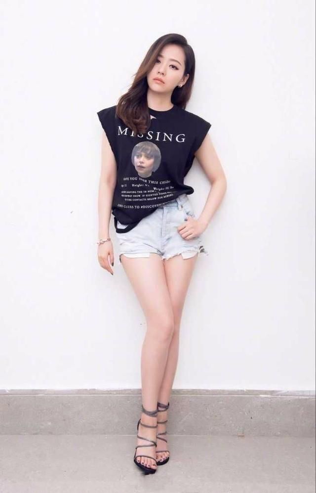 张靓颖的腿是真的美，不穿短裤还不知道!网友:我p也能比她美!