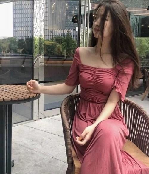 邻家的小姐姐平时身材一般,穿上紧身裙跟换了个人似的!