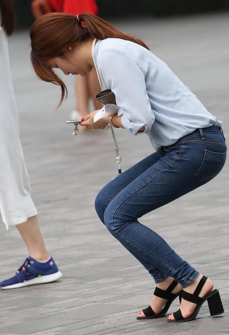 万泉广场街拍:紧身牛仔裤美眉，尽显迷人曲线