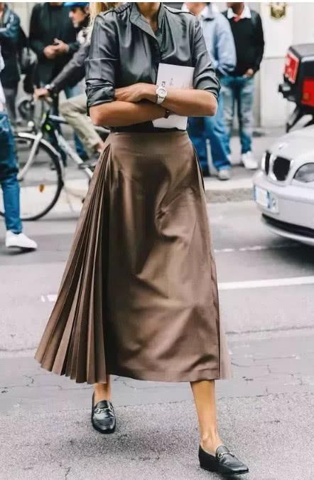 高跟鞋+短裙？高跟无能的人都转投平底鞋了，一点不差！