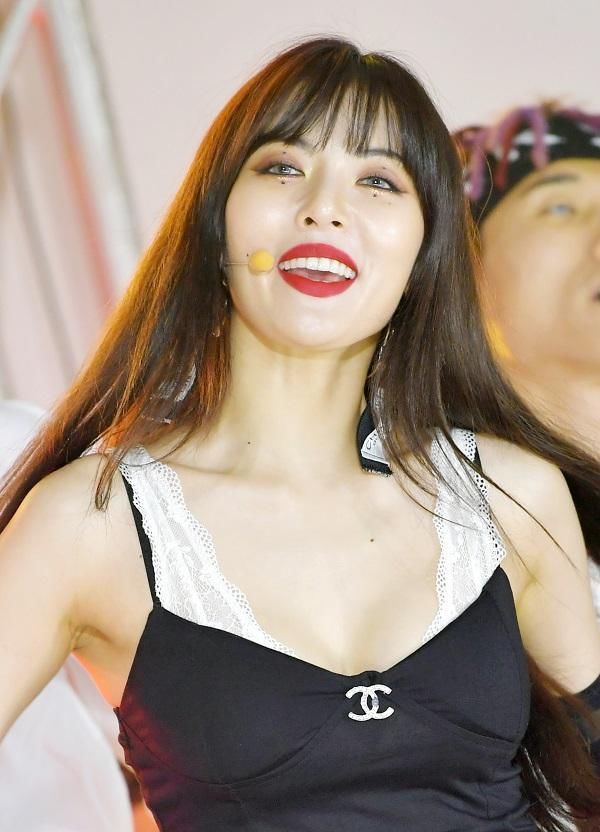 金泫雅的吊带裙又短又紧，也敢穿上台跳舞，网友:不走光算你厉害