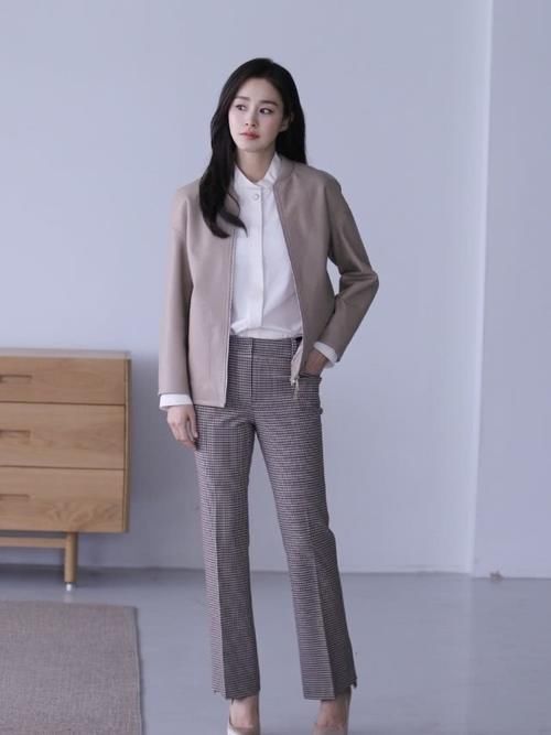  「颜美」Rain娇妻2胎后更减龄，演绎4套职场风真气质，配少女颜美到认不出