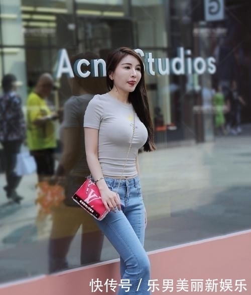  「美女」美女街拍时尚穿搭，灰色T恤搭配牛仔喇叭裤，端庄淑女气质绝佳