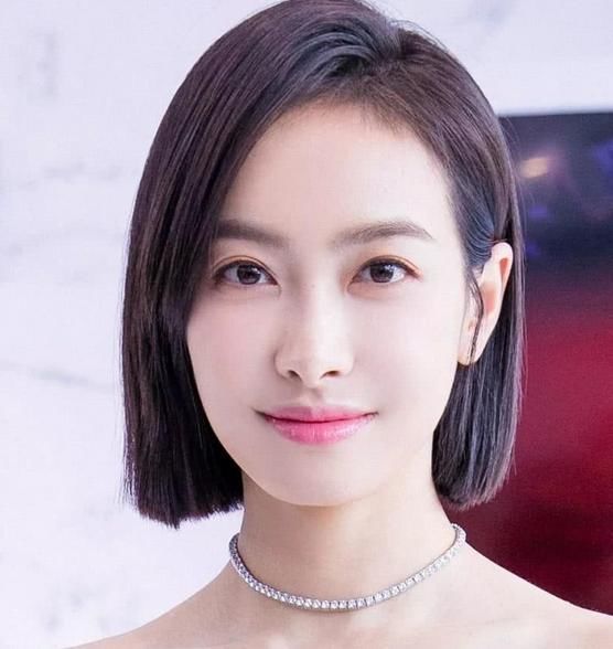 范冰冰晒短卷发照这角度也是自信的没谁了！而她直接年轻了20岁