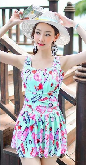 泳衣小姐姐，显得清新怡人，让人看了特别的舒心。