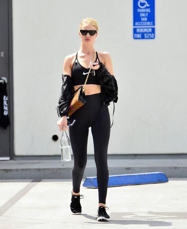 贝女郎罗茜运动Bra出街，大嫂气场和腹肌太惊艳，不愧是杰森女友