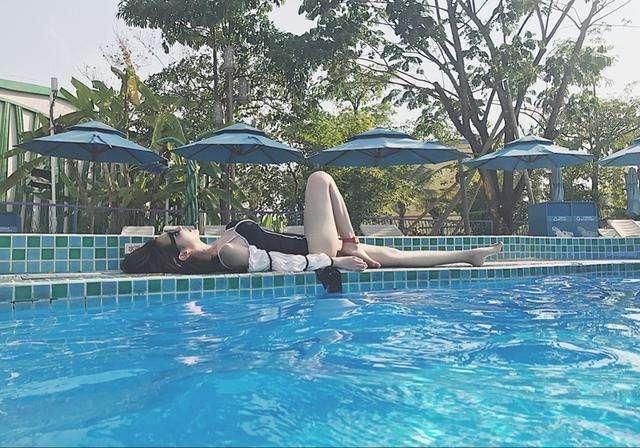  [海边]海边沙滩，性感泳衣有点紧, 但很适合游泳