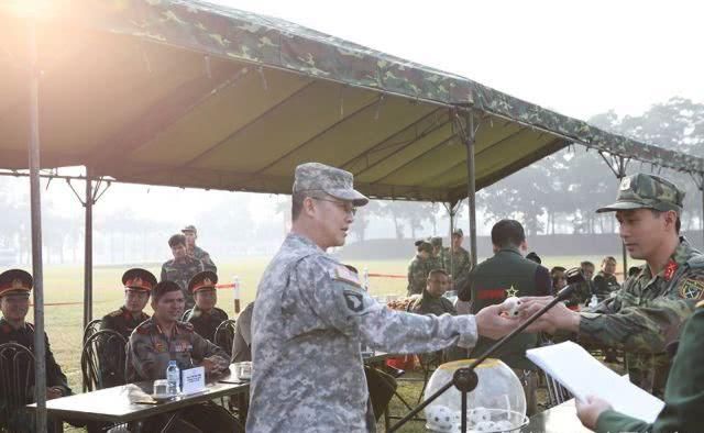  『我国』我国驻越武官扬威越南！使用越南版54式手枪，勇夺射击比武第一