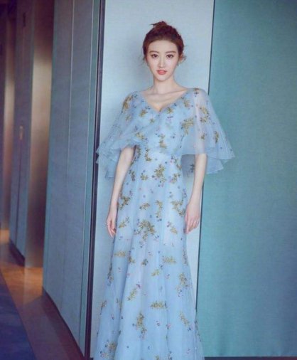 景甜放大招!抹胸装低到不能再低了,网友:重点都快遮不住了!