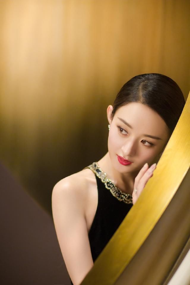 赵丽颖够猛的！吊带连衣裙拉得太低了网友：这尺寸不是一般的大！