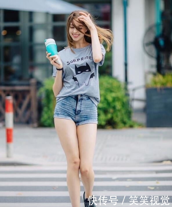  『紧身牛仔裤』腿型笔直的牛仔裤美女，显得身材更加高挑！