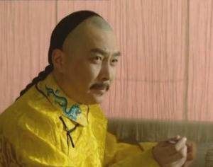 雍正王朝里,为什么隆科多姓隆,他叔叔佟国维姓