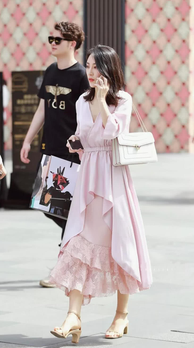 气质小姐姐包臀裙尽显成熟女人味儿，身材饱满有料