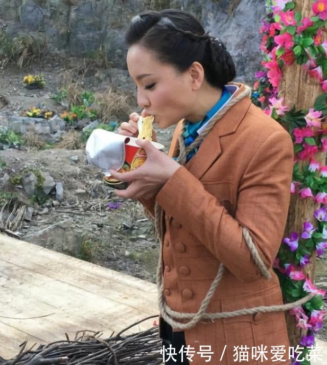 吃碗泡面全是戏,岳云鹏用杯子,宋茜被绑着吃,最