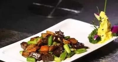  沥干油分■八道新派粤菜，用料广泛、手艺精湛