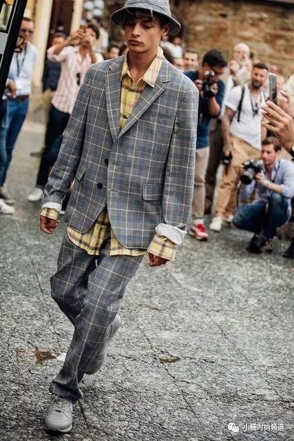 持续延烧的时尚Look，穿上格纹衬衫打造多样的街头休闲