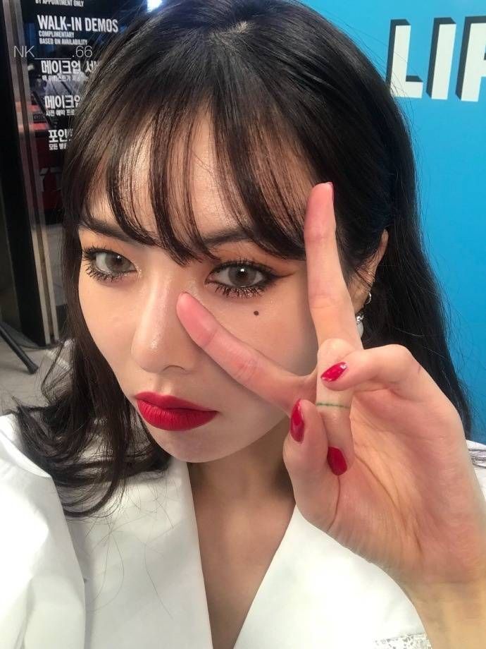 泫雅身穿深v吊带大胆露出傲人事业线，黑发红唇性感迷人