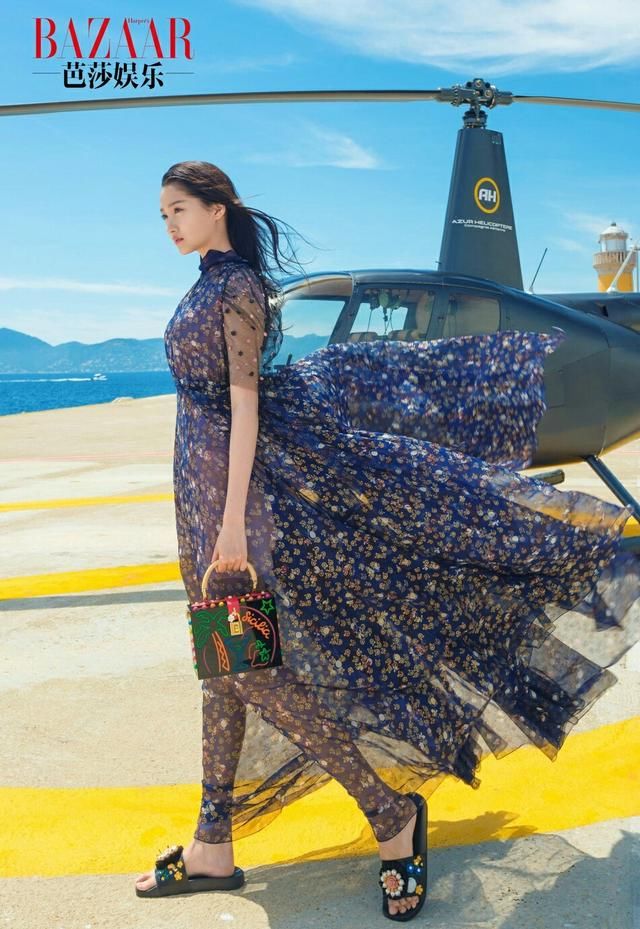 关晓彤戛纳拍海边大片，大长腿一览无余，高挑身材媲美超模