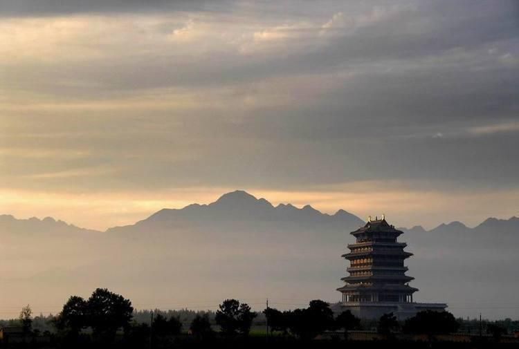 在这座寺庙里却发生过爱情，被人们誉为爱情圣地，更有神秘蛙鸣声