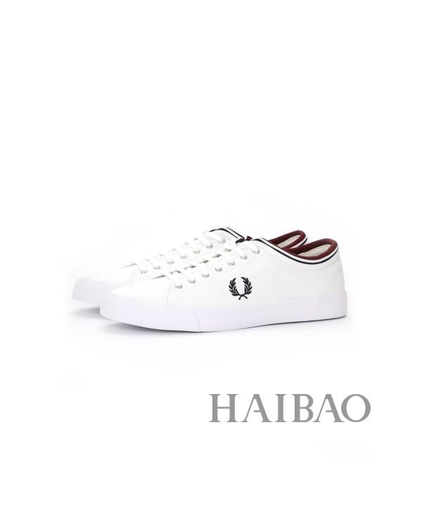 男生夏日扮酷指南！男装周型人秀场外街拍来示范：爱美不分性别，