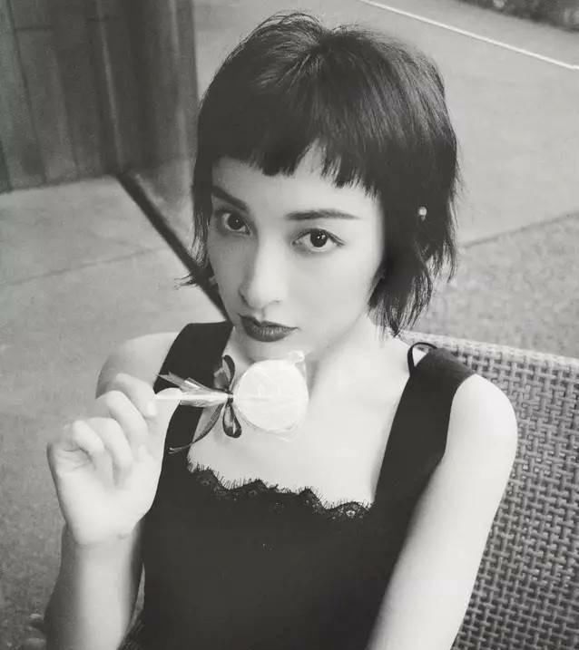 背带裤粉帽子的吴昕满满少女感，就是这双腿太出戏了