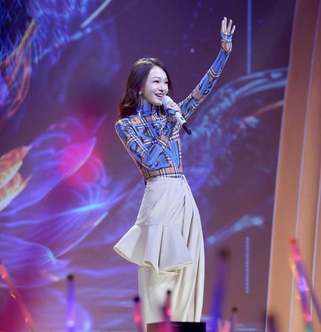 张韶涵和张雪迎撞衫，同穿Burberry连体衣，谁更深得你的欣赏？