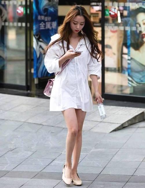 偶遇美女，清纯秀丽秀色可餐，身材是真的美！