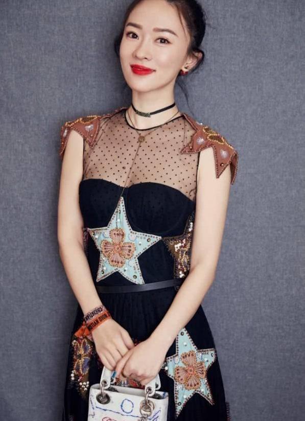 37岁的霍思燕，穿抹胸裙现身活动，身材连冉莹颖都比不过