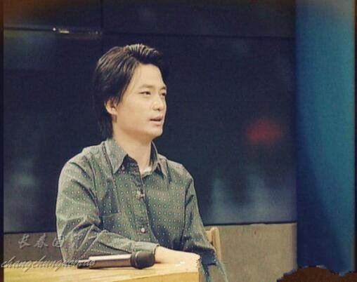 崔永元青年时期照片被曝光,身材瘦弱满屏的书