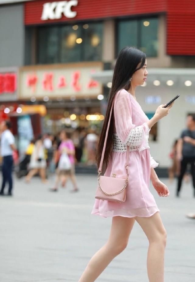  「粉色」街拍美女：小姐姐的的简约风穿搭，一袭粉色连衣裙像极了初恋女神