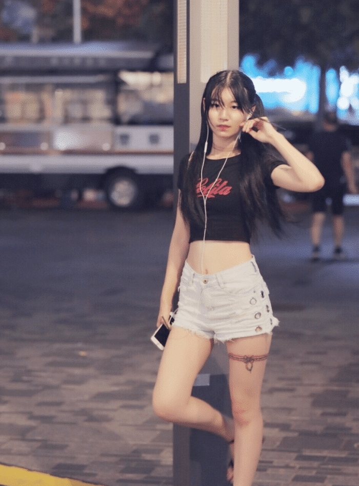 位小姐姐■双马尾很常见，腿上的这双袜子还是第一次见