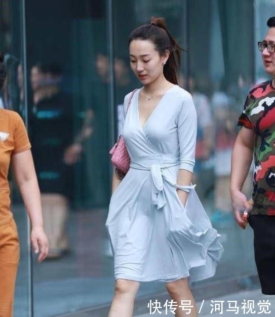 「 美女」彰显女性娇俏气质,热情活泼的时尚街拍:俏皮可人的美女