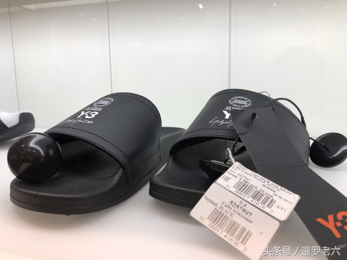 在圣彼得堡看上一双阿迪达斯拖鞋!一千多元的价格,咋这么贵?