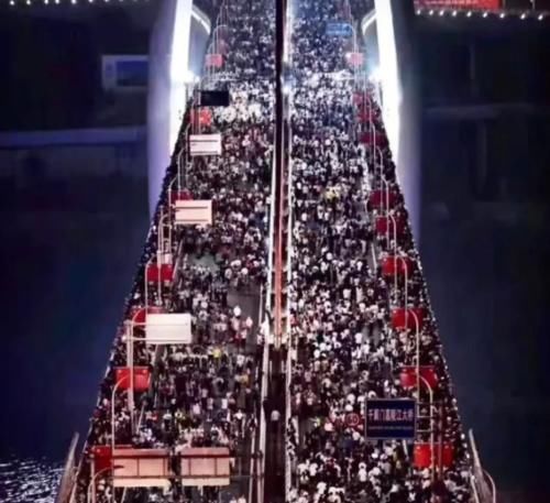 今年国庆最受欢迎的旅游城市，每天人数达100万，因为太宠游客