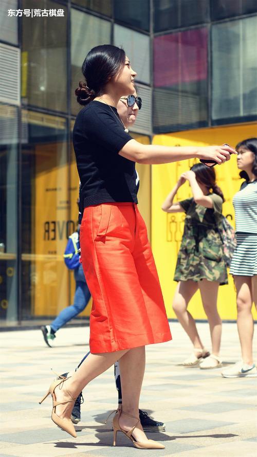 出门为什么要穿尖头细高跟，看了她们的搭配，你也会选这款鞋子
