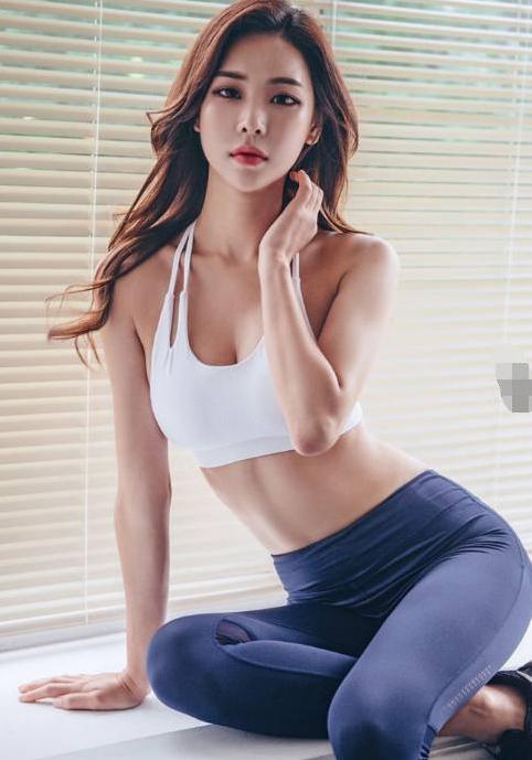 时尚有气质的紧身裤美女，更加靓丽出众！