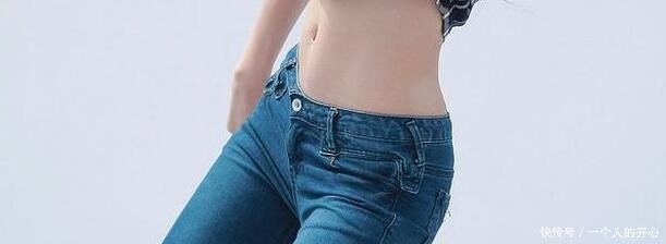 路人街拍牛仔裤紧致塑身，彰显优雅曲线，让女生更加舒适时尚