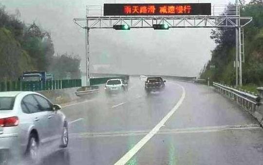 跑高速突然下暴雨怎么办？老司机：记住这几点，没什么可怕的！
