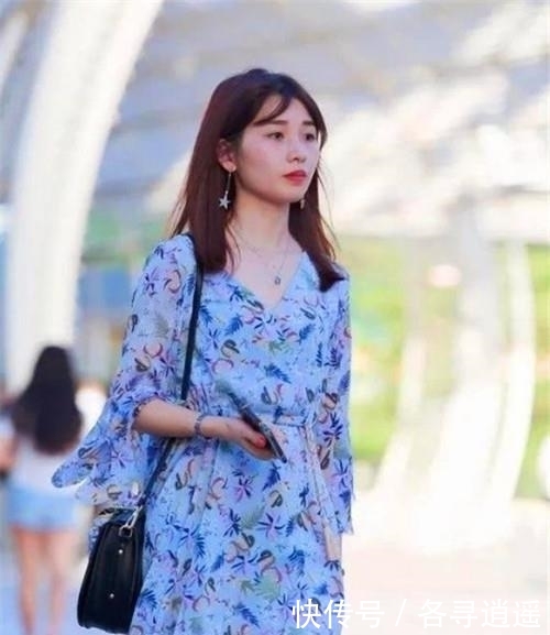 展现@街拍：可爱性感的小姐姐，展现高挑身段，散发性感的韵味